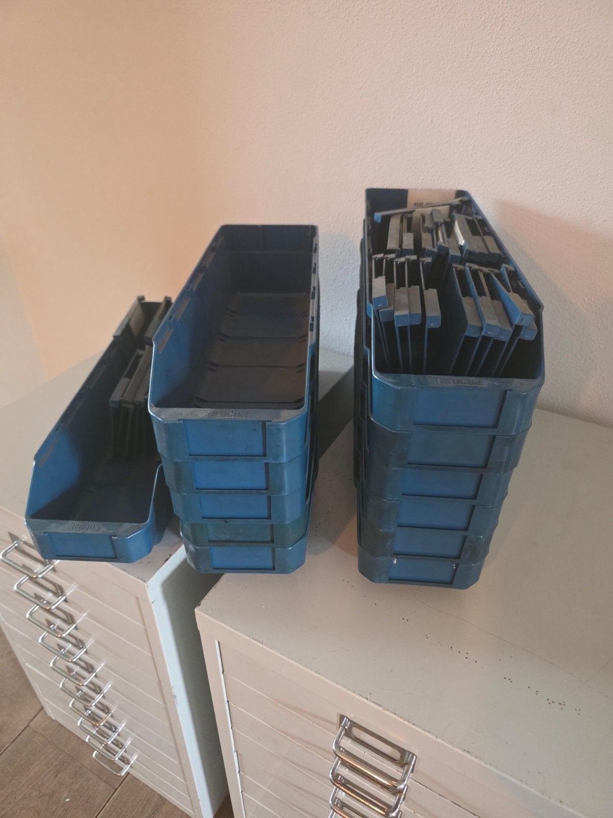 12 Nedcon magazijnbakken met 42 tussenschotjes, Ophalen, Gebruikt, Overige typen, Minder dan 35 cm
