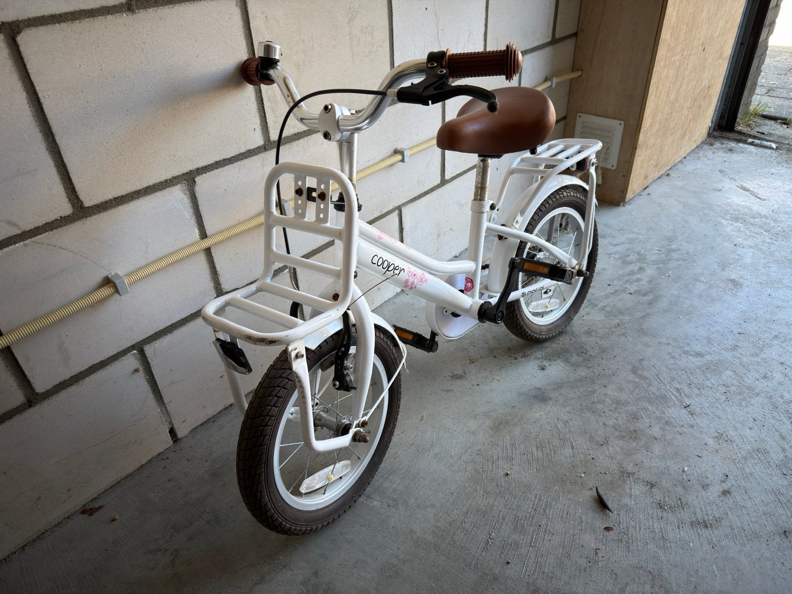 Cooper kinderfiets wit met bruin zadel en bagagedrager, Fietsen en Brommers, Ophalen, Gebruikt, Terugtraprem, Minder dan 16 inch