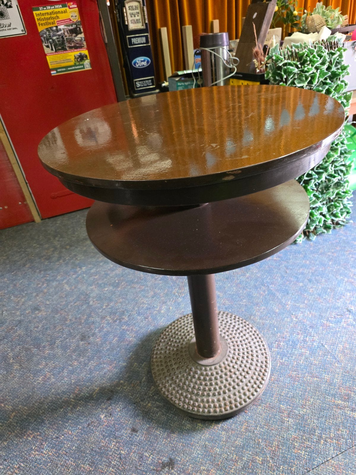 Vintage Bijzettafel met Twee Niveaus en Gietijzeren Voet dia, Ophalen, Gebruikt, Twee, Bruin