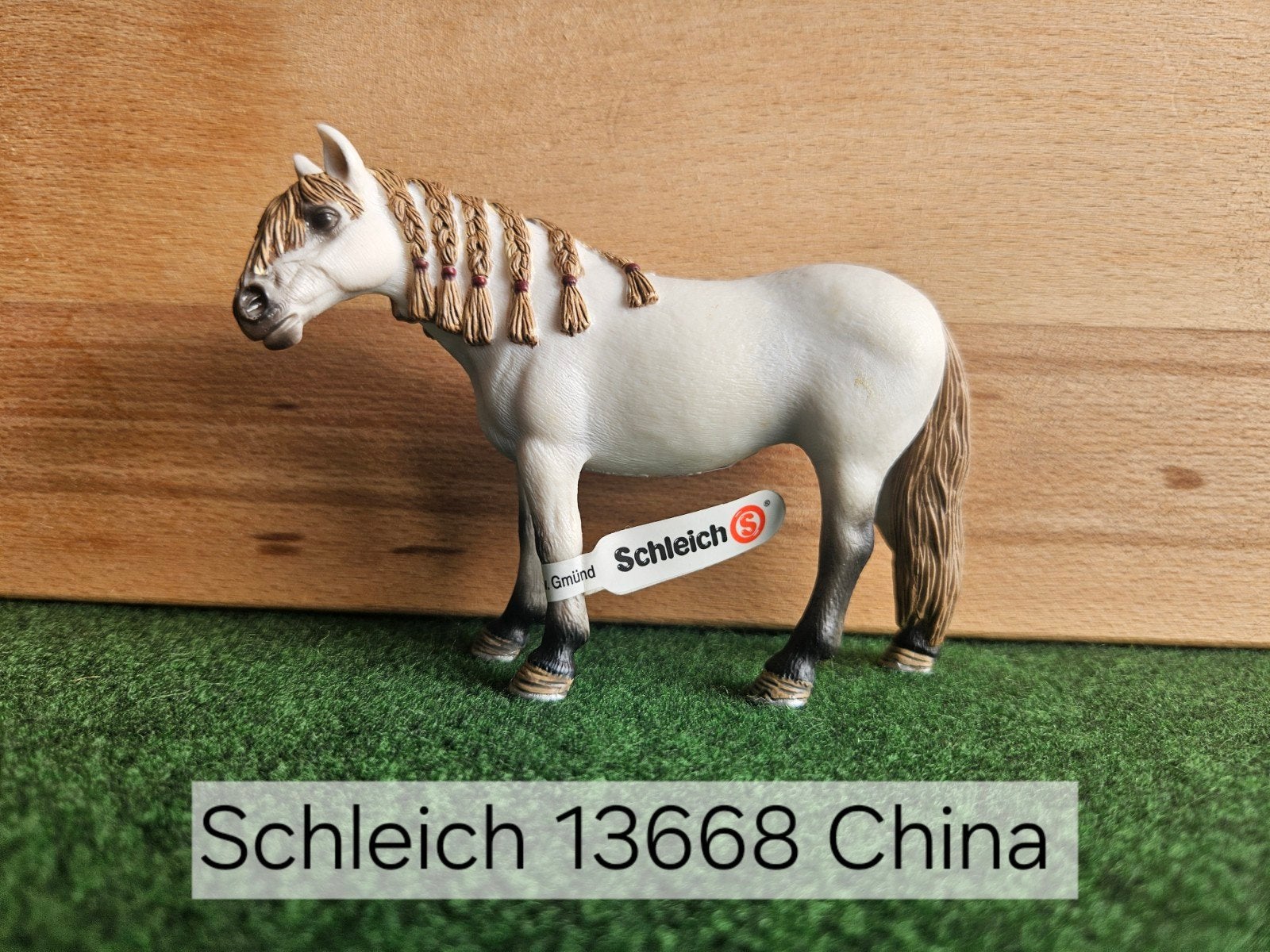 Schleich 13668 Andalusiër merrie met vaantje uit 2010, Ophalen of Verzenden, Zo goed als nieuw, Paard, Beeldje of Figuurtje