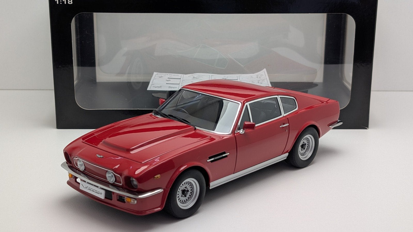 1:18 AutoArt Aston Martin V8 Vantage Saloon Suffolk Red rood, Ophalen of Verzenden, Zo goed als nieuw, Auto, Autoart