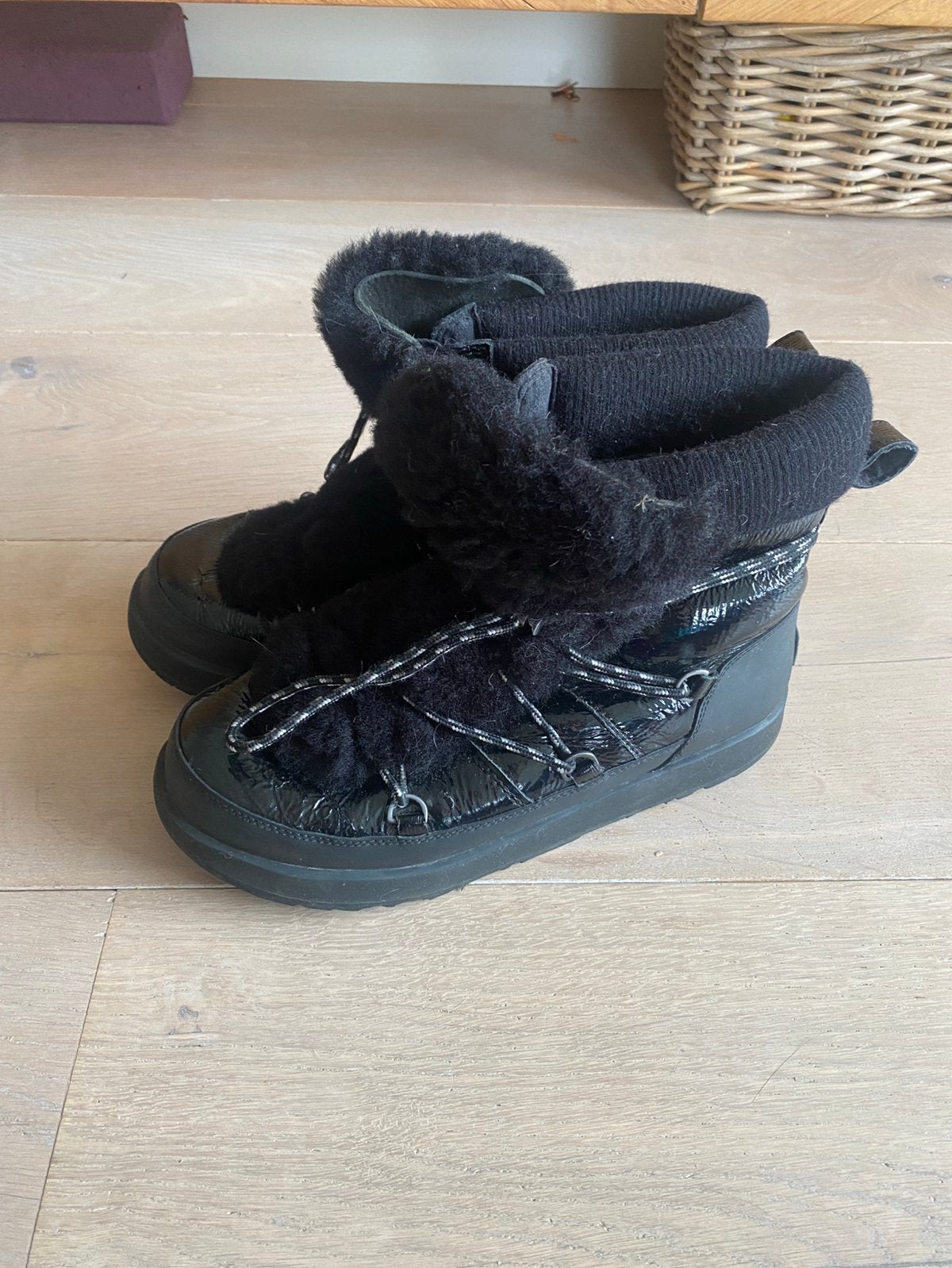 Ugg 42 snowboots, Kleding | Dames, Zwart, Lage of Enkellaarzen, Ophalen of Verzenden, Zo goed als nieuw