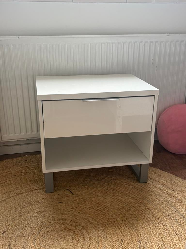 2 witte hoogglans nachtkastjes, Huis en Inrichting, Slaapkamer | Nachtkastjes, Ophalen, Zo goed als nieuw, Minder dan 45 cm
