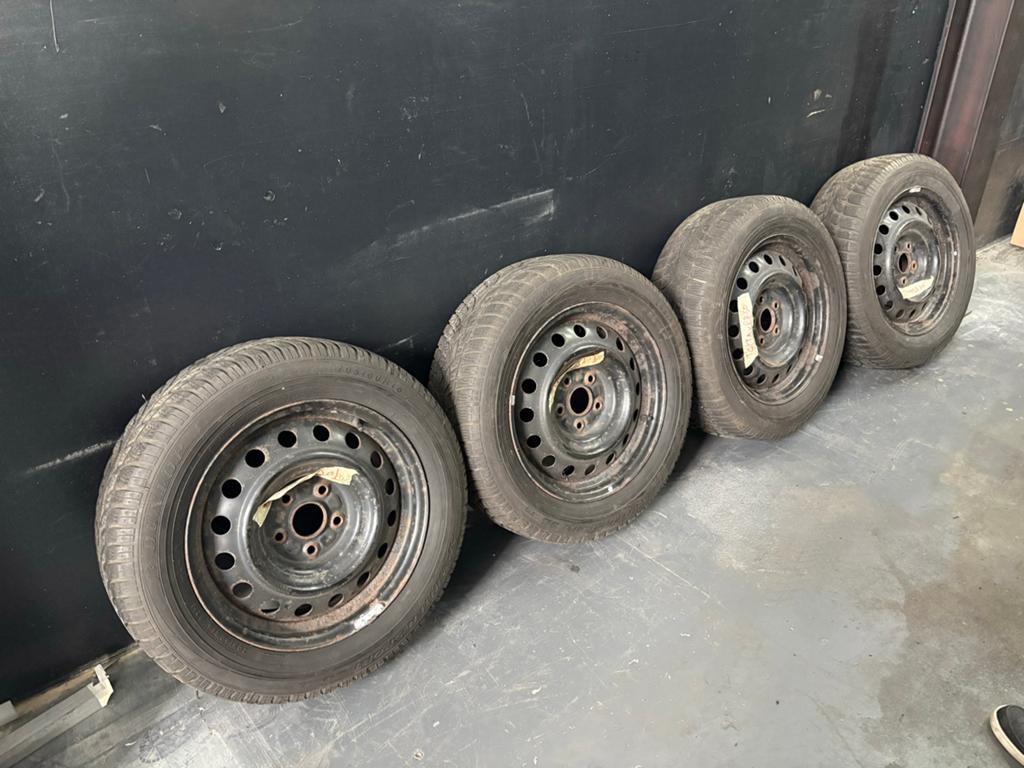 Winterbanden met stalen velgen 205/60 R16 Toyota Verso, Ophalen, Gebruikt