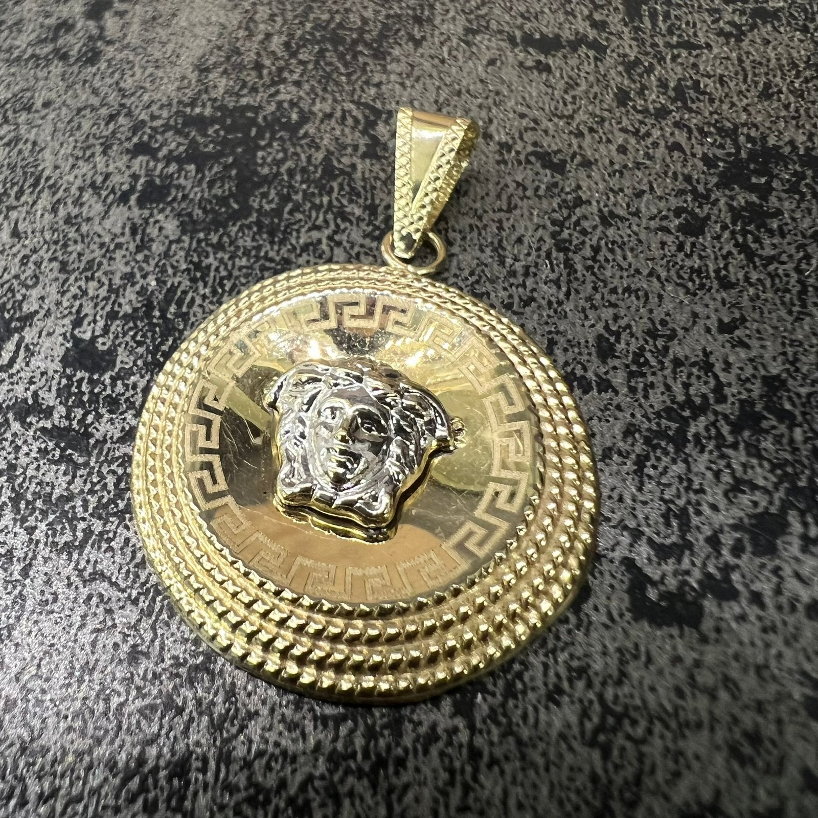 14 karaat gouden hanger versace model, Sieraden, Tassen en Uiterlijk, Kettinghangers, Ophalen of Verzenden, Zo goed als nieuw
