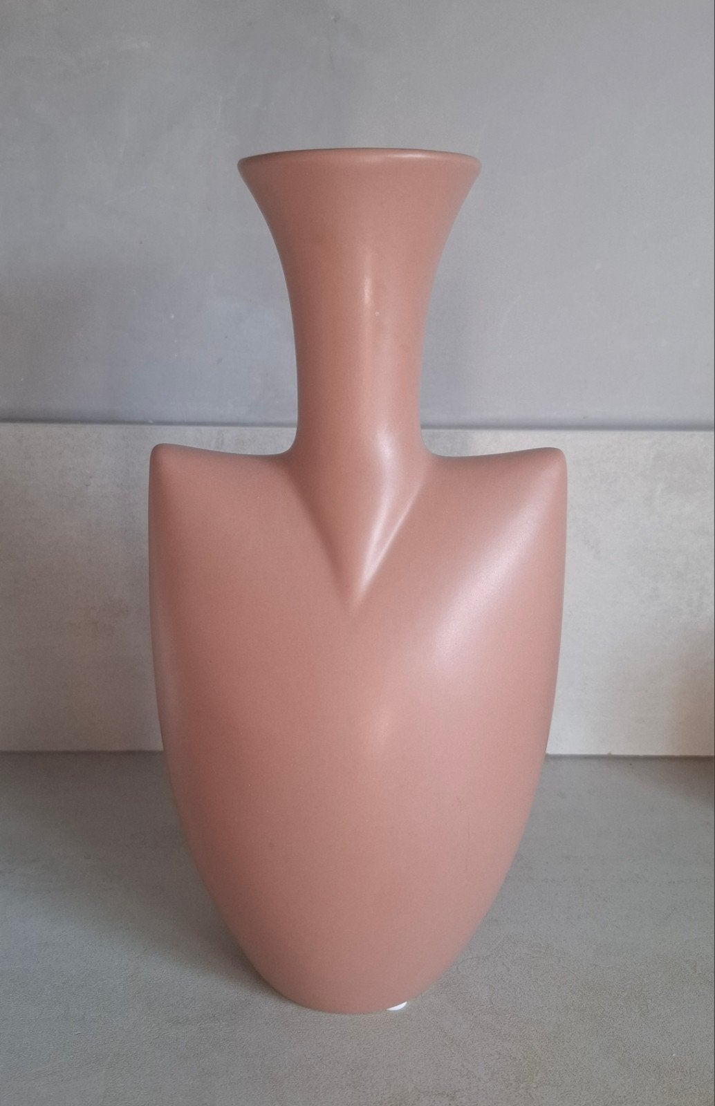 Bruin brique vaas met rechte hoeken en slanke hals, Huis en Inrichting, Woonaccessoires | Vazen, Matte afwerking, Ophalen of Verzenden