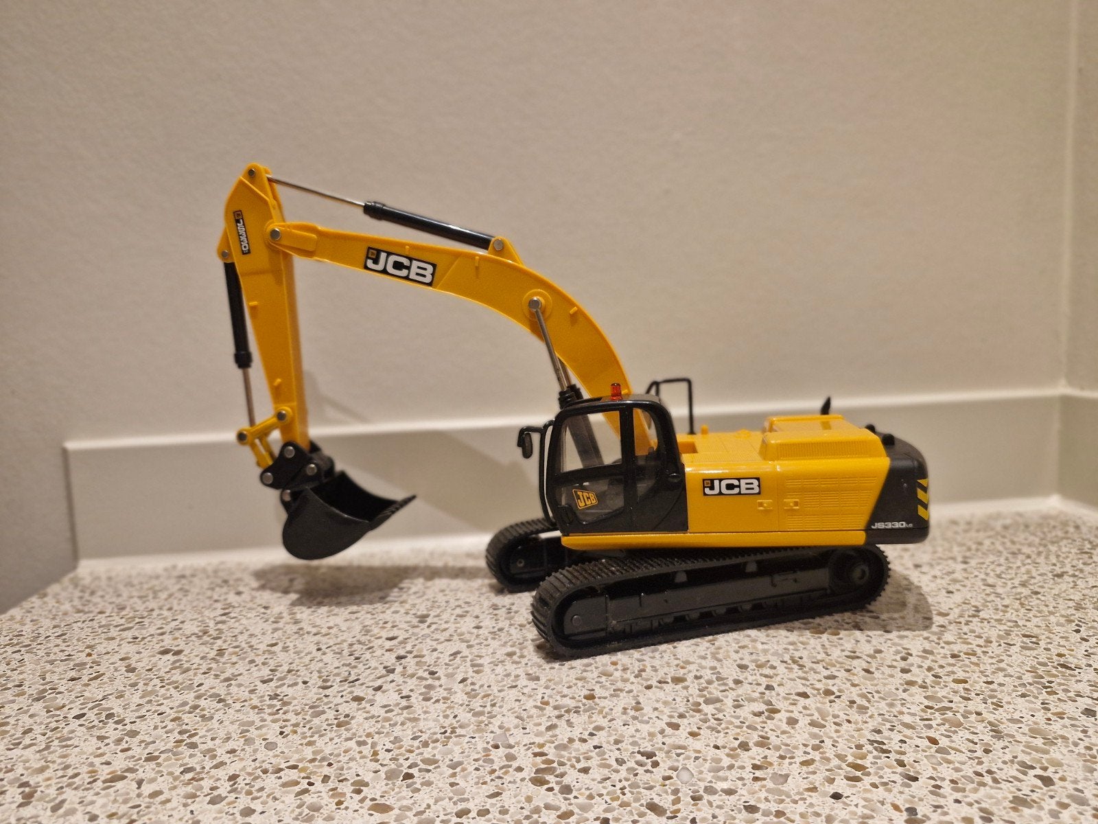 NIEUW JCB Kraan Graafmachine JS330 schaal 1:32, Ophalen, Nieuw, Tractor of Landbouw, Overige merken