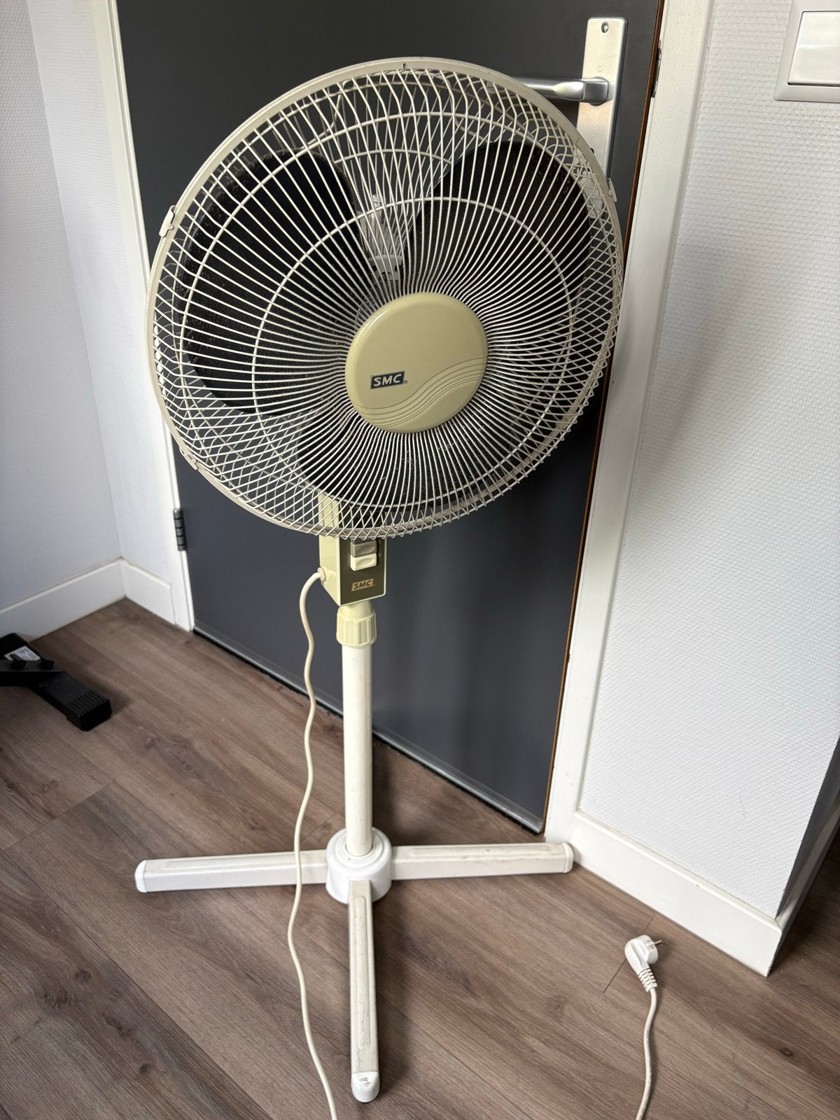 SMC Statiefventilator - Perfect voor warme dagen, Witgoed en Apparatuur, Ventilatoren, Ophalen, Gebruikt, Statiefventilator