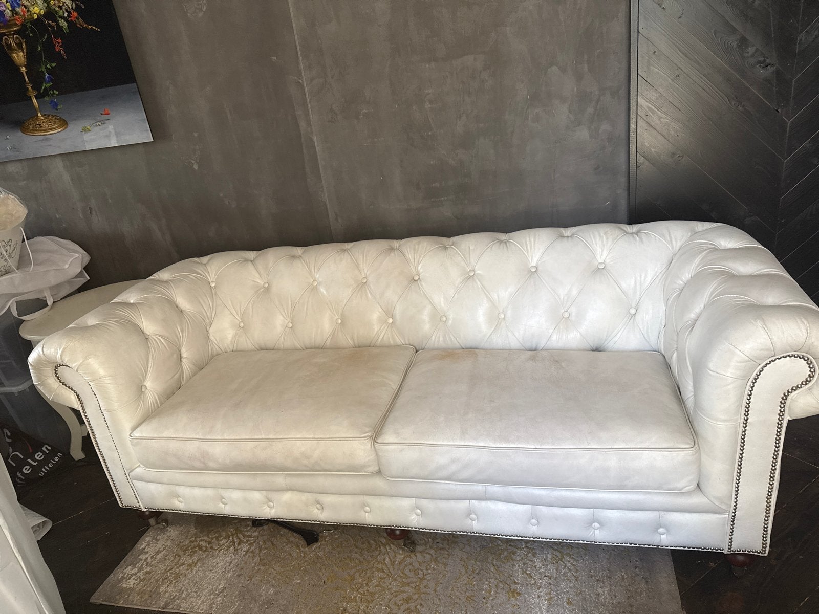Witte Chesterfield bank - 2-zits, leer, Huis en Inrichting, Ophalen, Gebruikt, 150 tot 200 cm, Tweepersoons