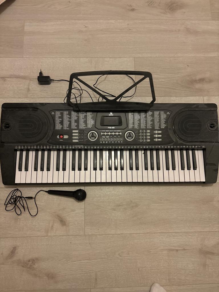 Elektronisch keyboard met microfoon en standaard, Muziek en Instrumenten, Keyboards, Met standaard, Ophalen, Overige merken, 61 toetsen