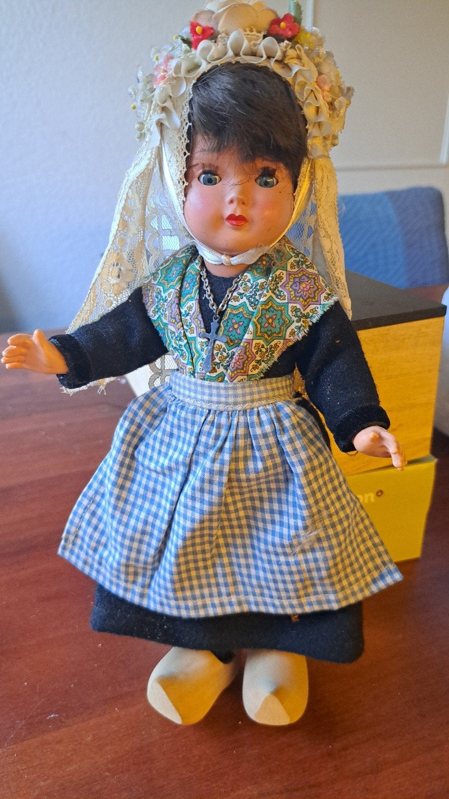 Vintage Dovina Hollandse Pop in Klederdracht met Klompjes, Ophalen of Verzenden, Zo goed als nieuw, Pop
