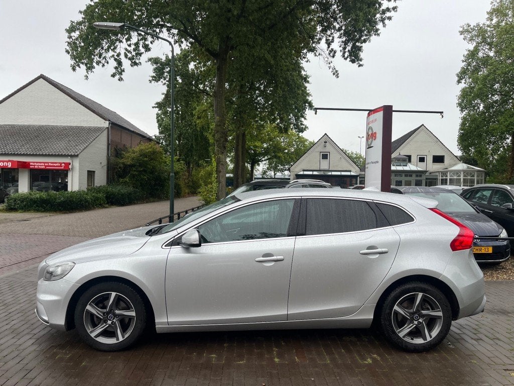 Volvo V40 2.0 D2 R-DESIGN / NAVI / CRUISE CTR. / HALF LEDER, Euro 6, 4 cilinders, 1969 cc, Bedrijf