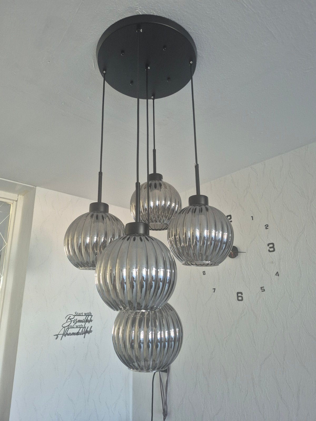 Moderne hanglamp met 5 glazen bollen - Grijs/Zwart, Huis en Inrichting, Lampen | Hanglampen, E14 (klein), Ophalen of Verzenden