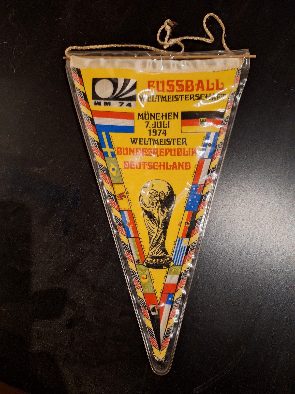 Vintage vaan Deutschland Weltmeister 1974 Munchen, Verzamelen, Ophalen of Verzenden, Gebruikt, Buitenlandse clubs, Vaantje of Sjaal