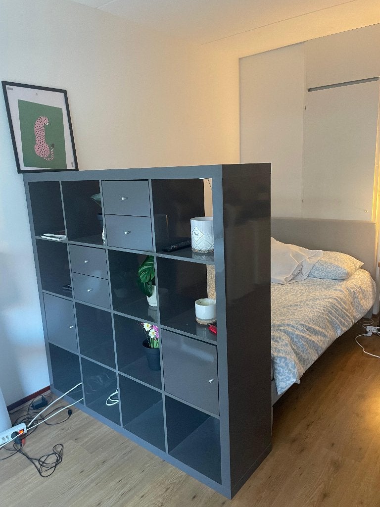 Ikea Kallax met licht grijs, Ophalen, Met deur(en), 50 tot 100 cm, Zo goed als nieuw
