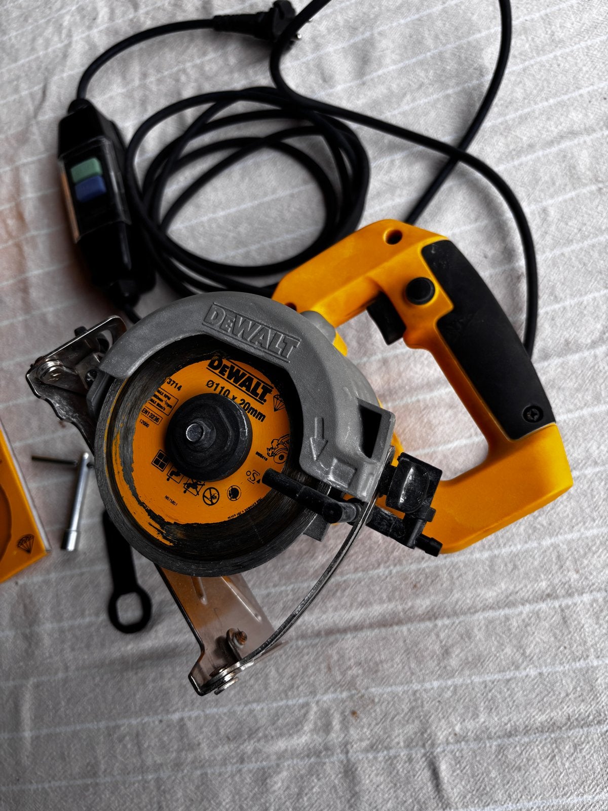 DeWalt DWC410 Tegelzaag - Zo goed als nieuw, 70 mm of meer, Overige typen, 600 tot 1200 watt, Ophalen of Verzenden