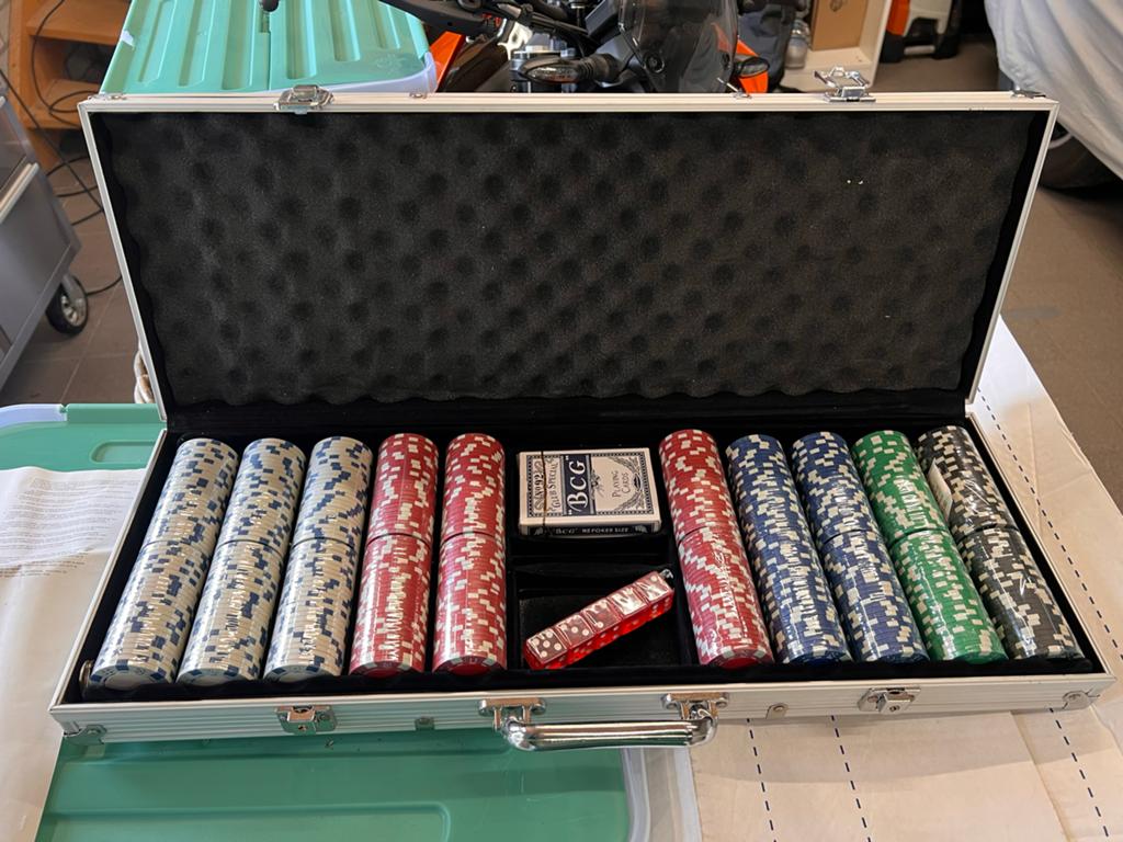 Pokerset met 500 fiches, kaarten en dobbelstenen in koffer, Ophalen, Zo goed als nieuw