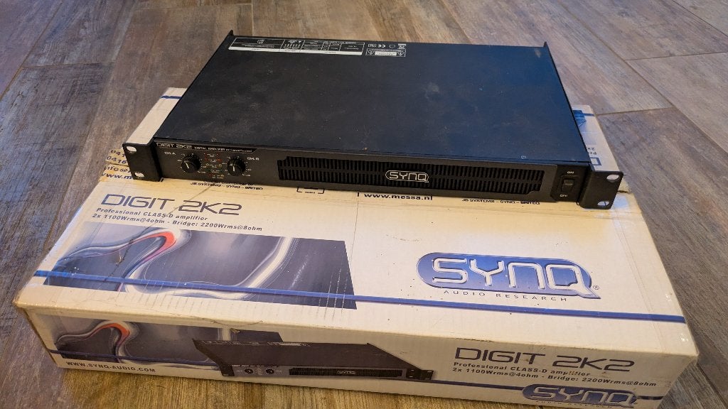 Synq 2k2 PA Versterker, Muziek en Instrumenten, Versterkers | Keyboard, Monitor en PA, Ophalen of Verzenden, Gebruikt, 1000 watt of meer