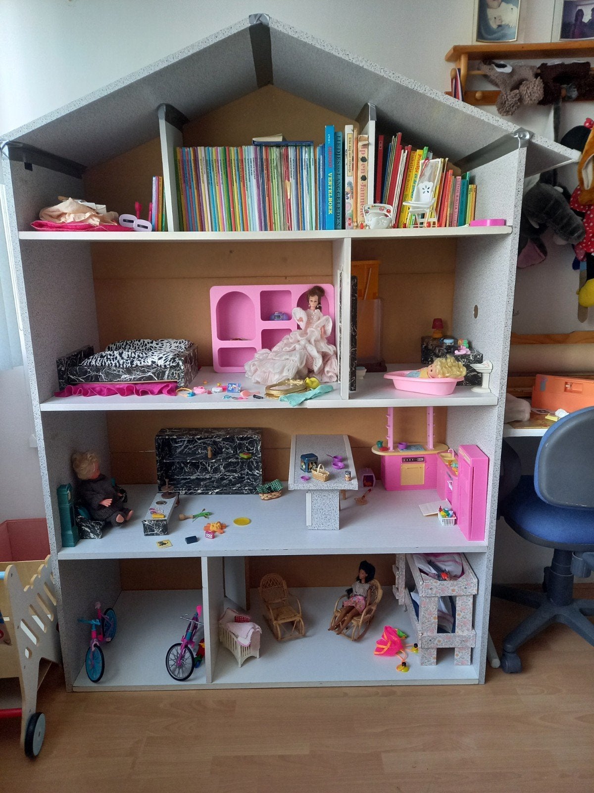 Barbie poppenhuis, eigen bouwwerk met inrichting van meubels, Ophalen, Gebruikt, Poppenhuis