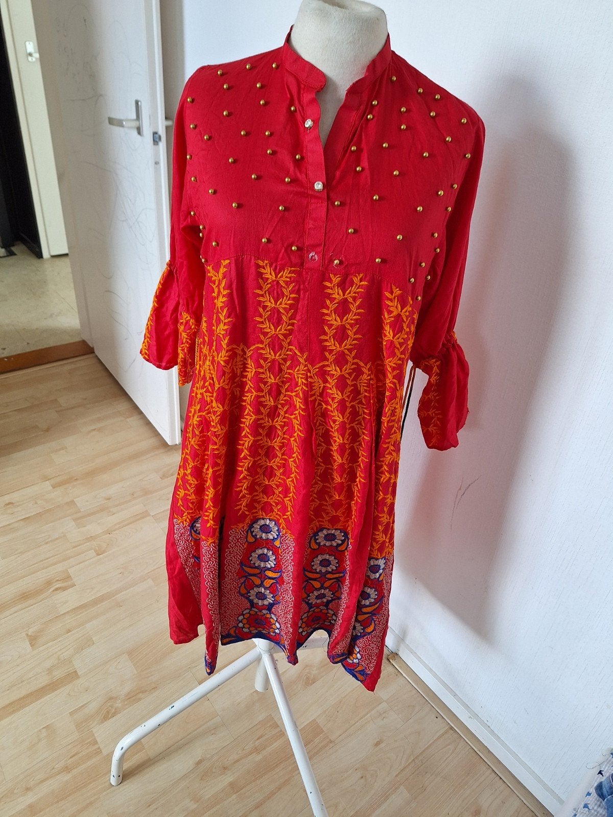 Rode jurk met borduursels en gouden studs, Kleding | Dames, Maat 38/40 (M), Ophalen of Verzenden, Boven de knie, Rood