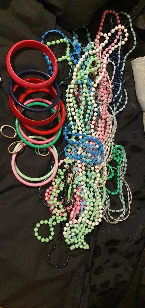 Grote collectie kleurrijke kettingen en armbanden, Gebruikt, Blauw, Kunststof of Plastic, Ophalen of Verzenden