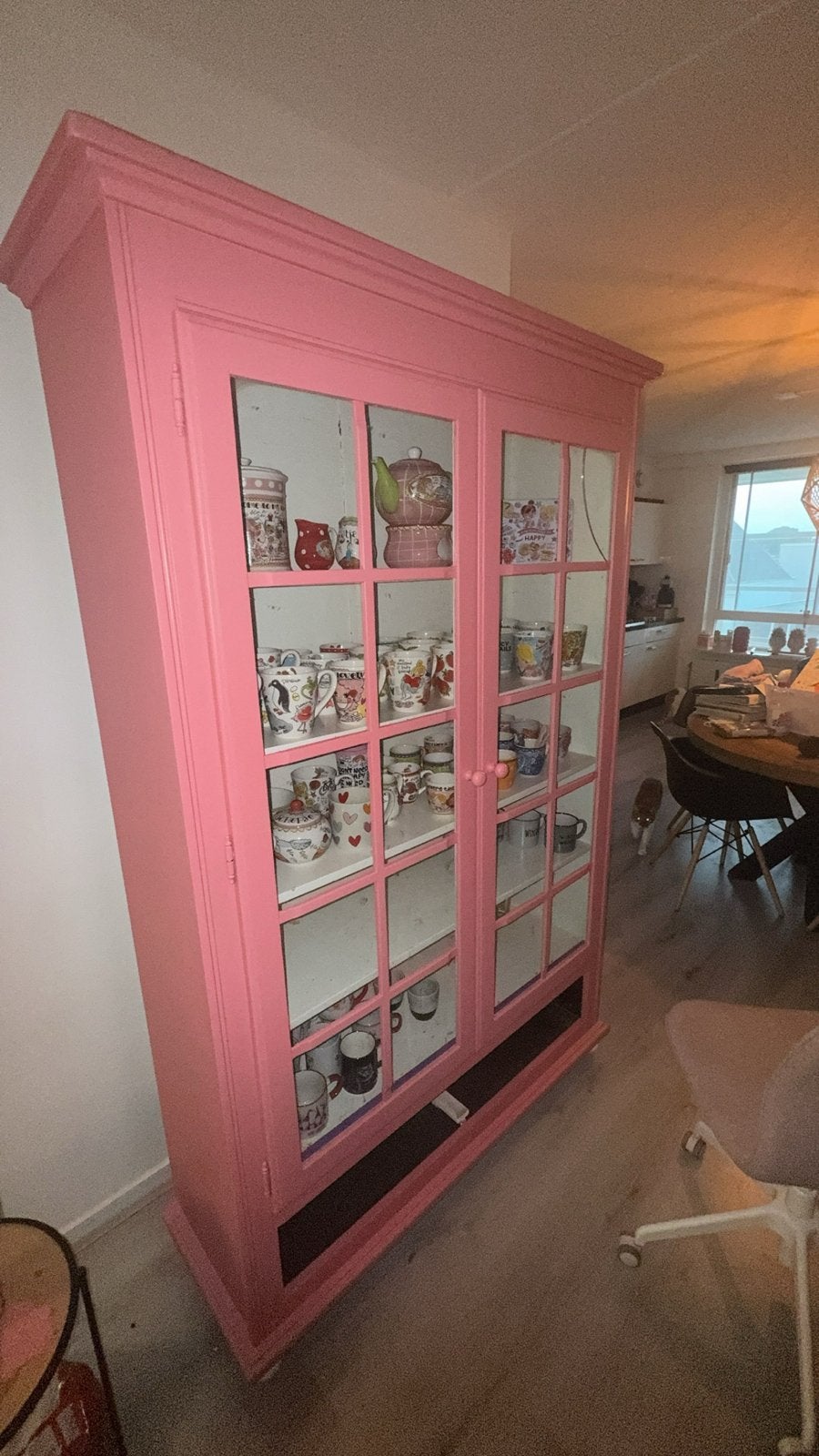 Roze zelf geschilderde kast met glazen deuren, Ophalen, Gebruikt, 50 tot 100 cm, Glas