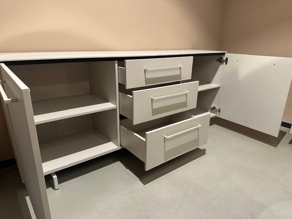 Modern Royaal Dressoir (242 cm) – VAN €969,- VOOR €699,-, Huis en Inrichting, Kasten | Dressoirs, Ophalen, Kunststof, Sommelsdijkse haven 19