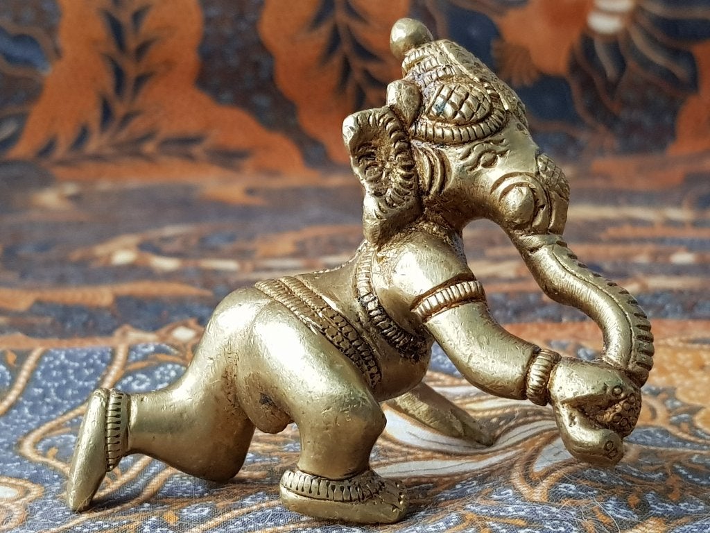 Oud koper beeldje uit India van een jonge Ganesha 8 cm., Antiek en Kunst, Goud, India, Handgemaakt, Ophalen of Verzenden