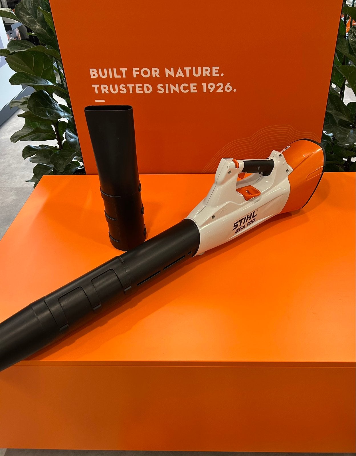 STIHL BGA 100 accu handbladblazer (ap systeem), Ophalen of Verzenden, Gebruikt, Accu, Handgedragen