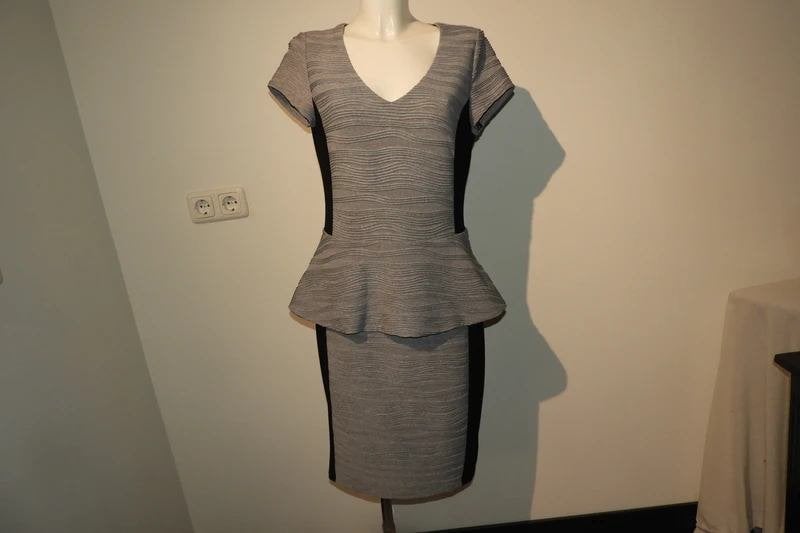 Joseph Ribkoff grijze jurk uitstaand deel bij de taille D40, Kleding | Dames, Jurken, Maat 38/40 (M), Verzenden, Joseph Ribkoff