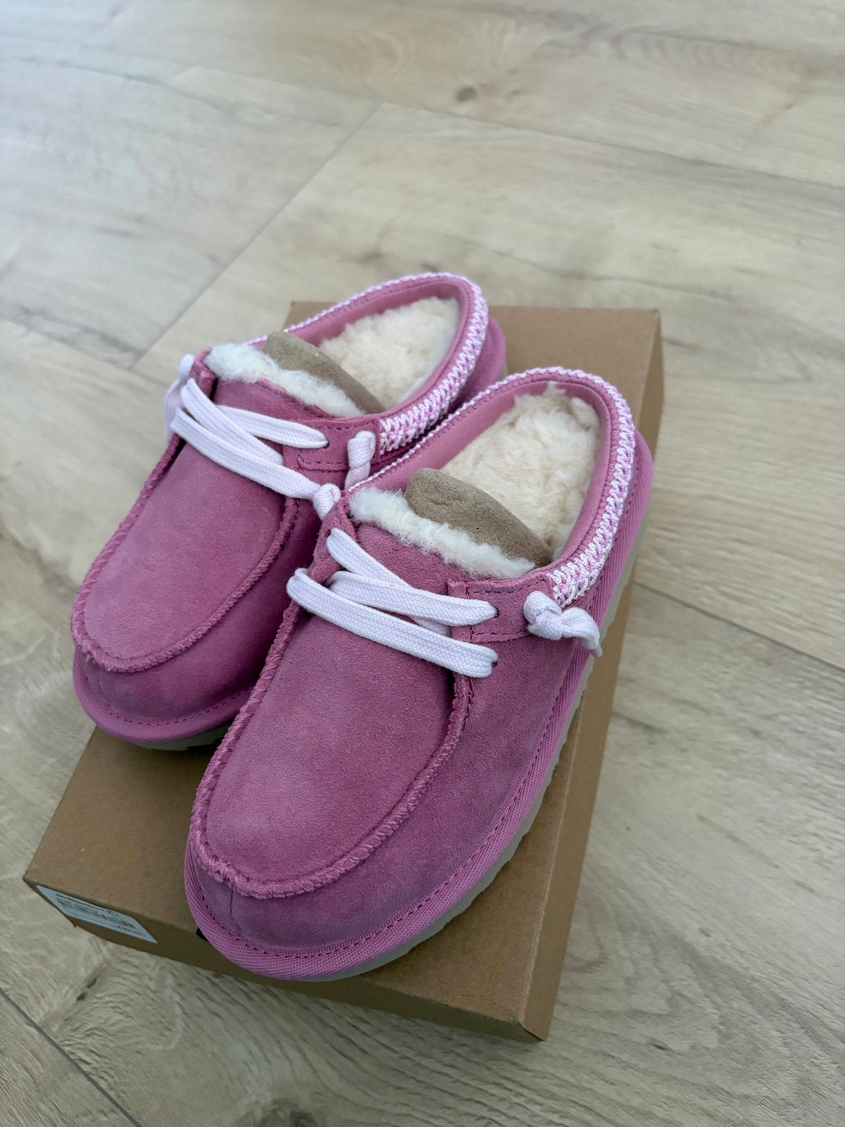 UGG Tasmans roze pantoffels - Nieuw in doos mt 31, Kleding | Dames, Ophalen of Verzenden, Nieuw, Roze, Pantoffels of Sloffen