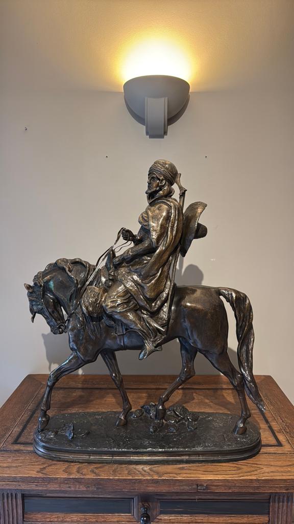 Mooi groot antiek beeld. Berber te paard., Ophalen