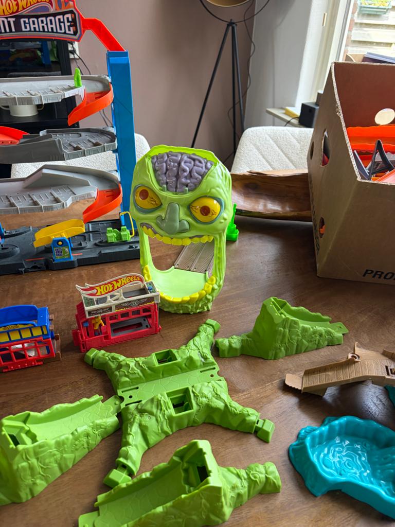 Hot Wheels sets - Stunt Garage, Zombie en meer, Kinderen en Baby's, Speelgoed | Speelgoedvoertuigen, Ophalen of Verzenden, Gebruikt