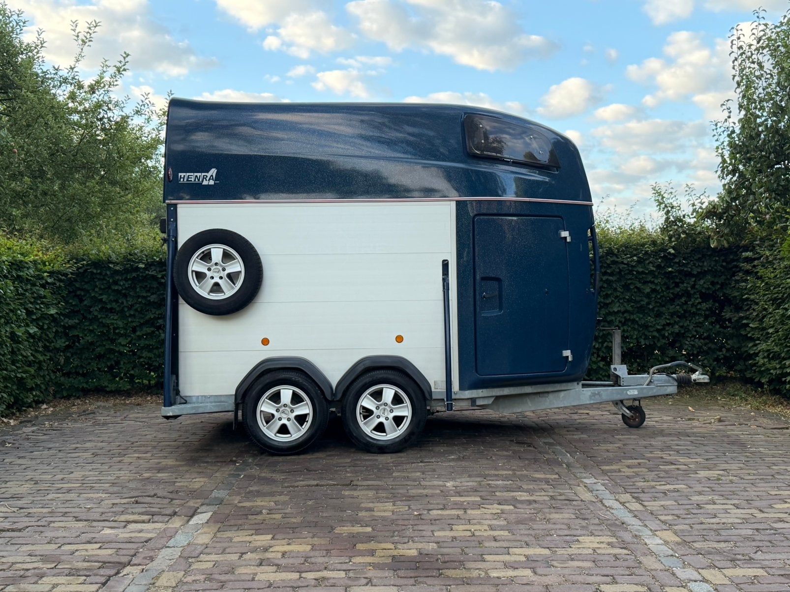 Zeer nette 2 paards vol aluminium henra met zadelkamer, Ophalen, Aluminium, Zo goed als nieuw, 2-paards trailer