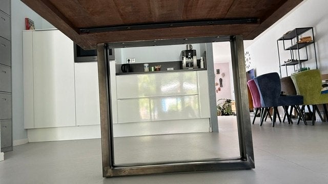 Foto 5 van Robuuste eettafel (lang) van mangohout met metalen onderstel
