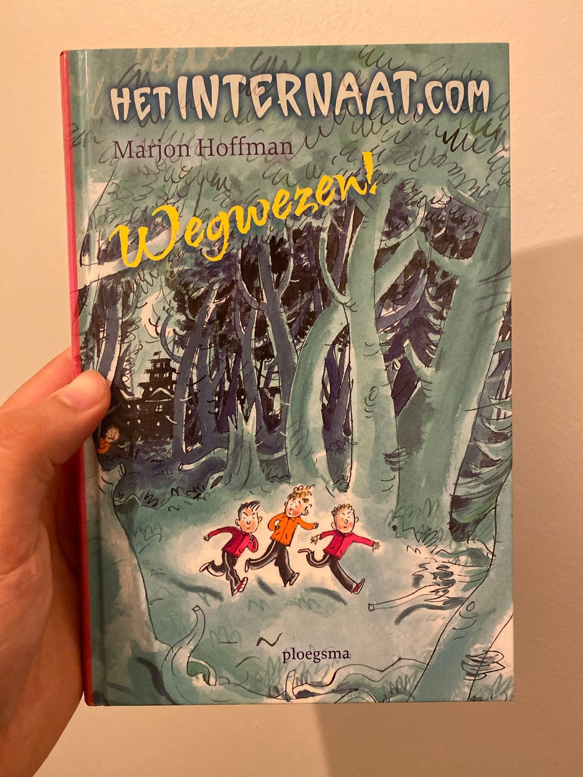 Het Internaat com: Wegwezen! - Marjon Hoffman, Ophalen of Verzenden, Zo goed als nieuw, Fictie