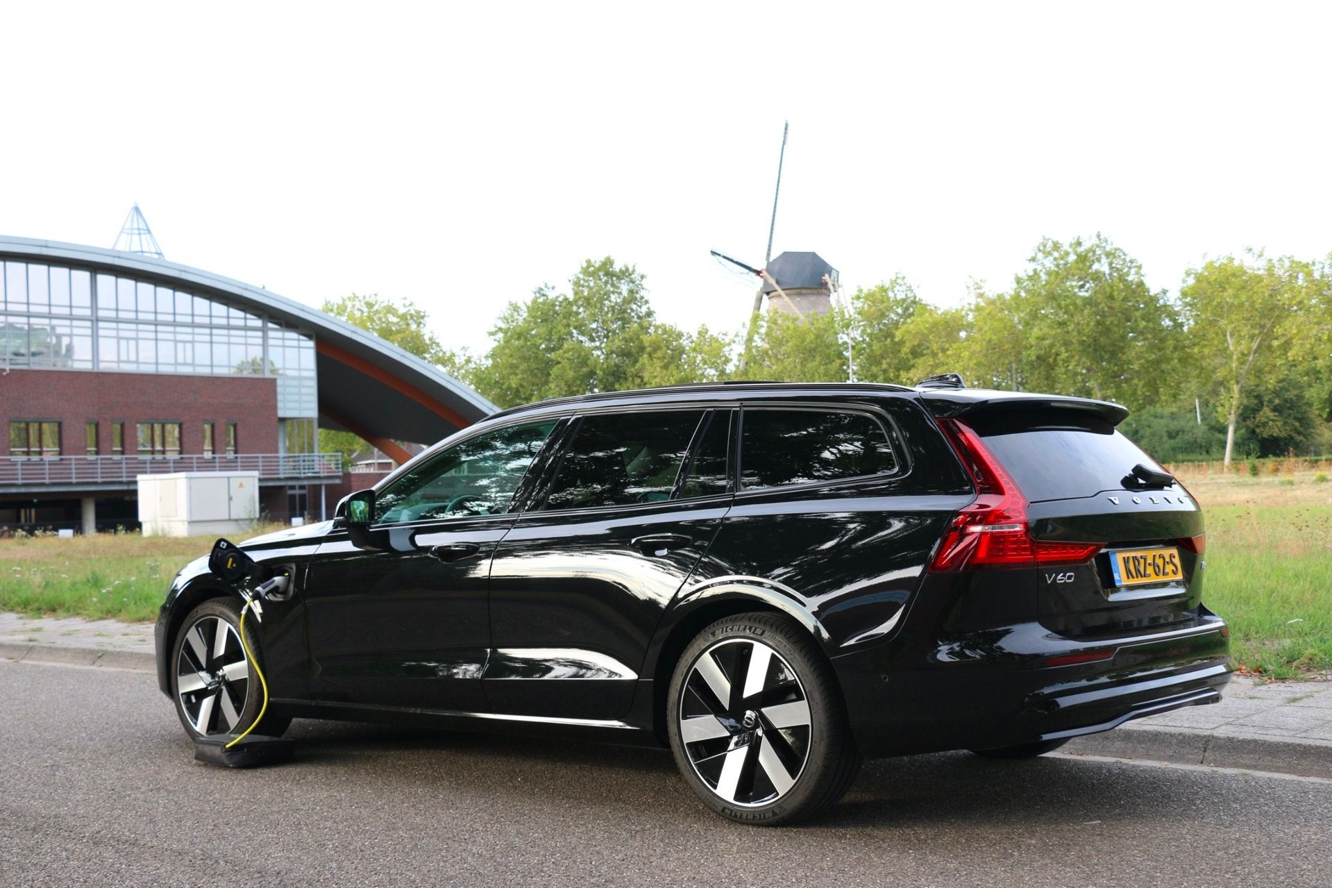 Volvo V60 2.0 T8 Plug-in Hybrid AWD Aut 335kW 456Pk 2024 Ult, Dealer onderhouden, Gebruikt, 4 cilinders, Zwart