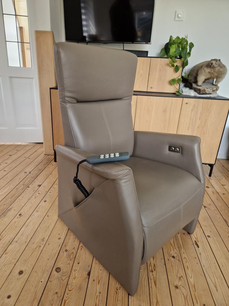 Sta op stoel Prominent lederen electrische relaxfauteuil, Ophalen of Verzenden, Leer, 50 tot 75 cm, Modern