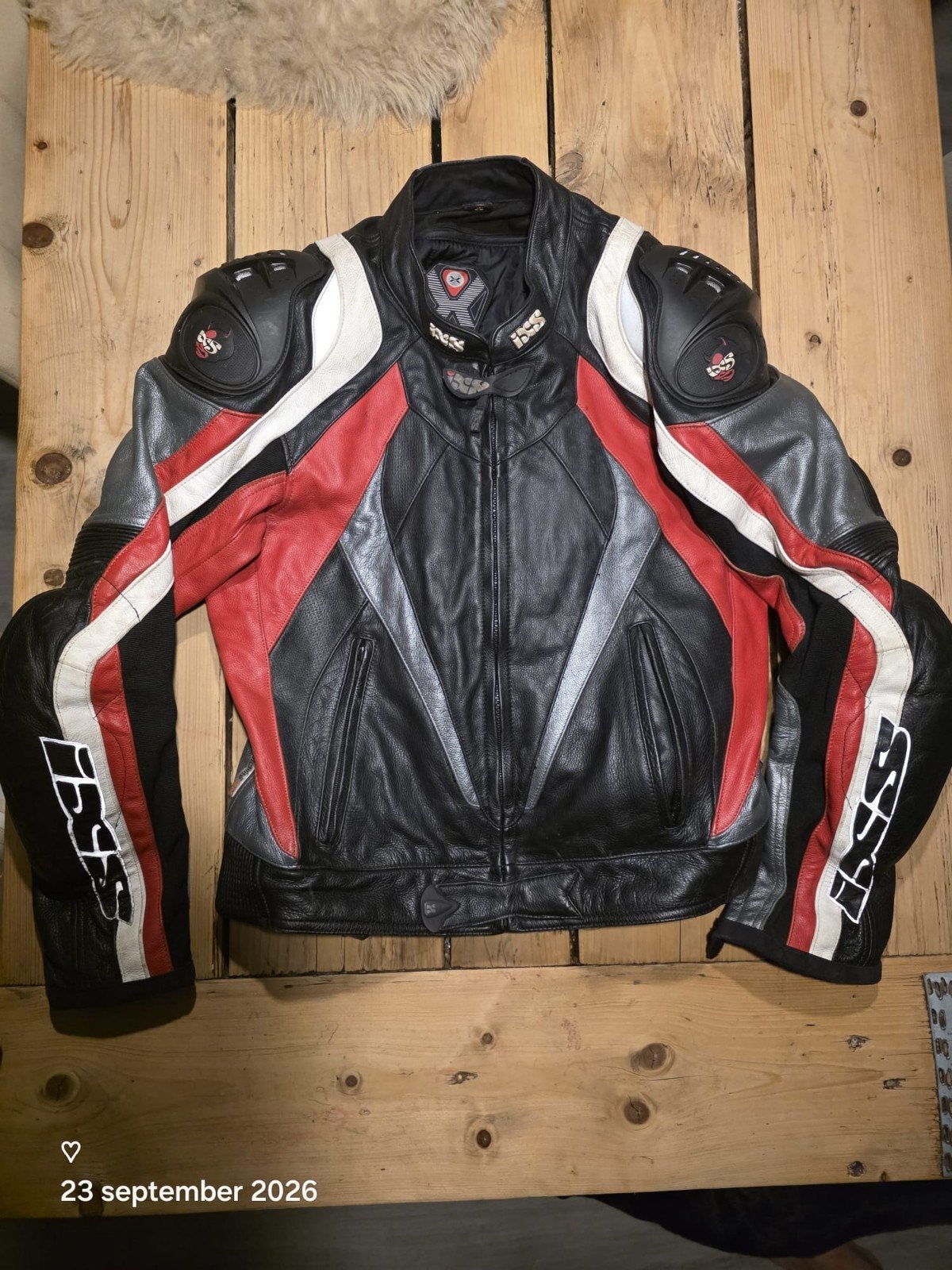 IXS leren motorpak (jas en broek) - Zwart/Rood/Wit maat 56, Motoren, Ophalen of Verzenden, IXS, Lookwell, Tweedehands, Heren