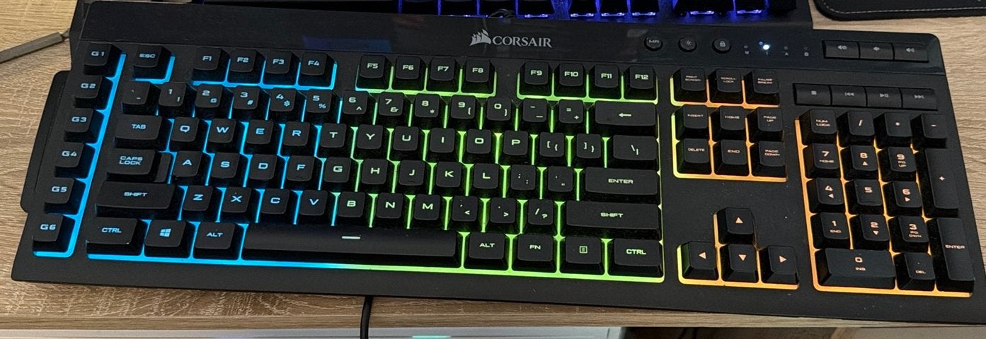 Corsair Gaming K55 RGB Keyboard, Computers en Software, Gebruikt, Ophalen of Verzenden, Qwerty, Verlichte toetsen