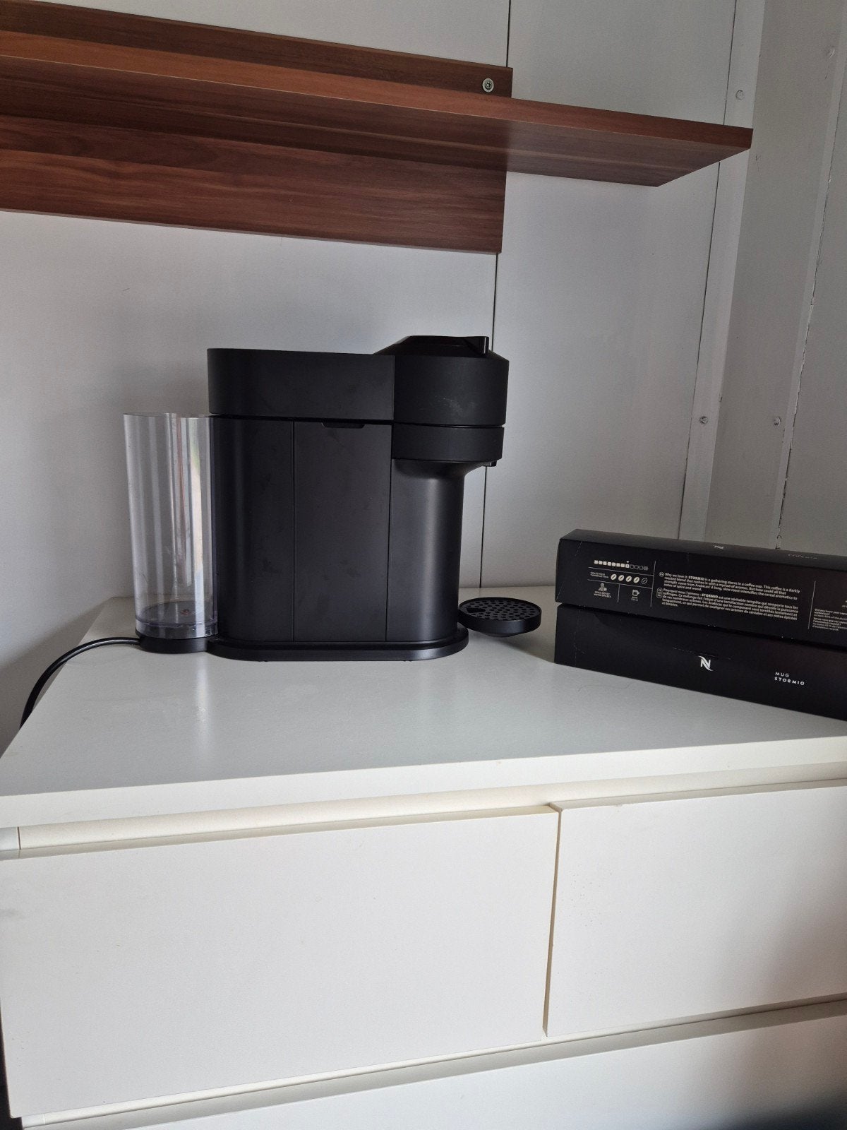 Nespresso Vertuo Next koffiemachine met cups, Ophalen, Koffiemachine, Zo goed als nieuw, Koffiepads en cups