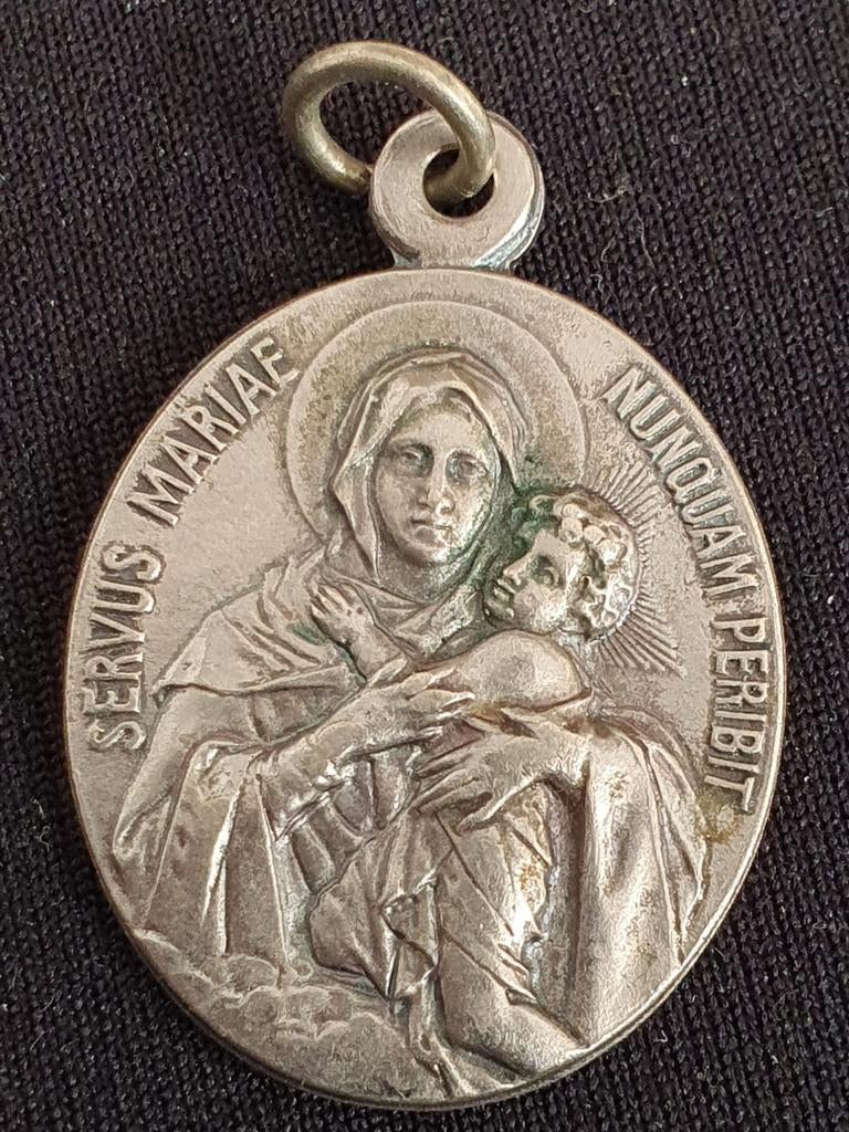 Medaille kettinghanger?, Caritas Christi., Ophalen of Verzenden, Overige materialen, Buitenland