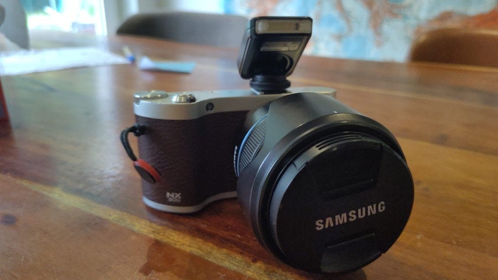 Samsung NX300 APS-C systeemcamera + 18-55mm OIS – bruin, Audio, Tv en Foto, Fotocamera's Digitaal, Gebruikt, Ophalen of Verzenden