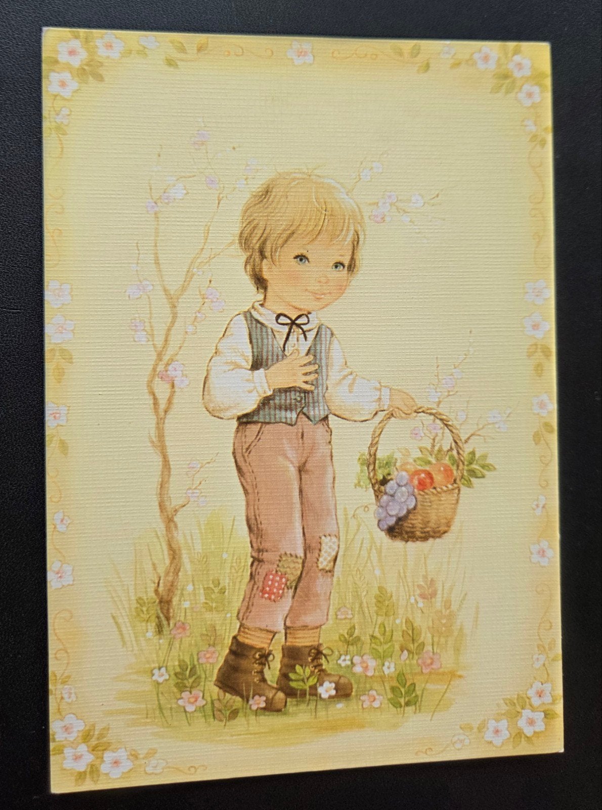 Vintage Ansichtkaart Jongen met Fruitmandje, Verzamelen, Ansichtkaarten | Themakaarten, Verzenden, 1960 tot 1980, Ongelopen, Kinderen
