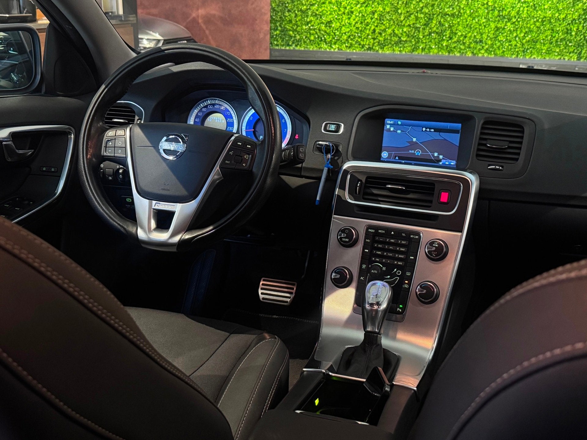 Volvo V60 1.6 T3 R-DESIGN |NAVI|TREKHAAK|OrgNL|DAKDRAGERS, Gebruikt, 4 cilinders, 150 pk, Leder en Stof