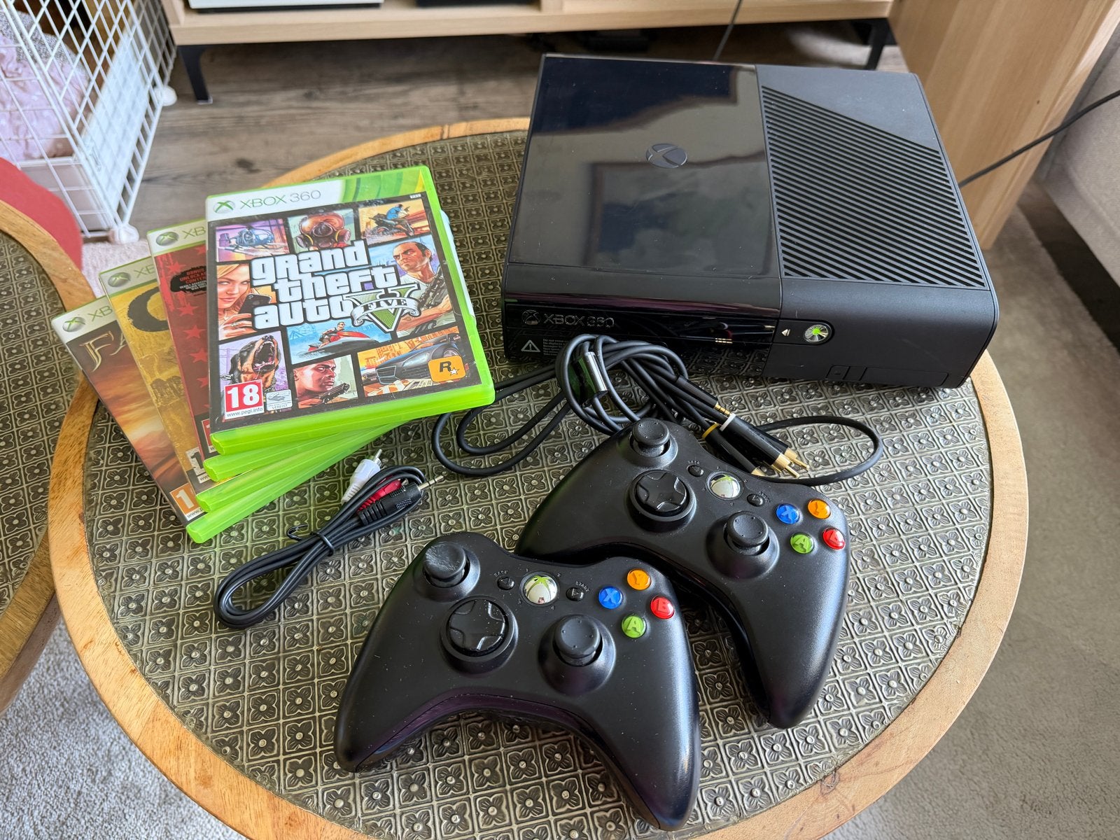 Xbox 360 E met 2 controllers en 4 games, Ophalen, Met 2 controllers, Gebruikt, Met games