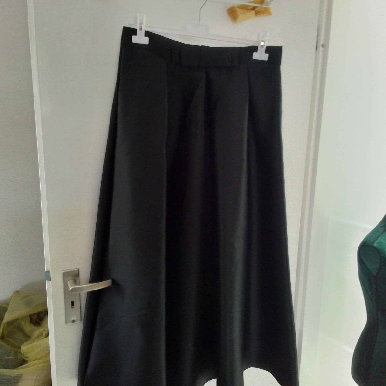 Chicwish Feestelijke Zwarte Midi Rok met Strikdetail, Kleding | Dames, Maat 38/40 (M), Zwart, Nieuw, Ophalen of Verzenden