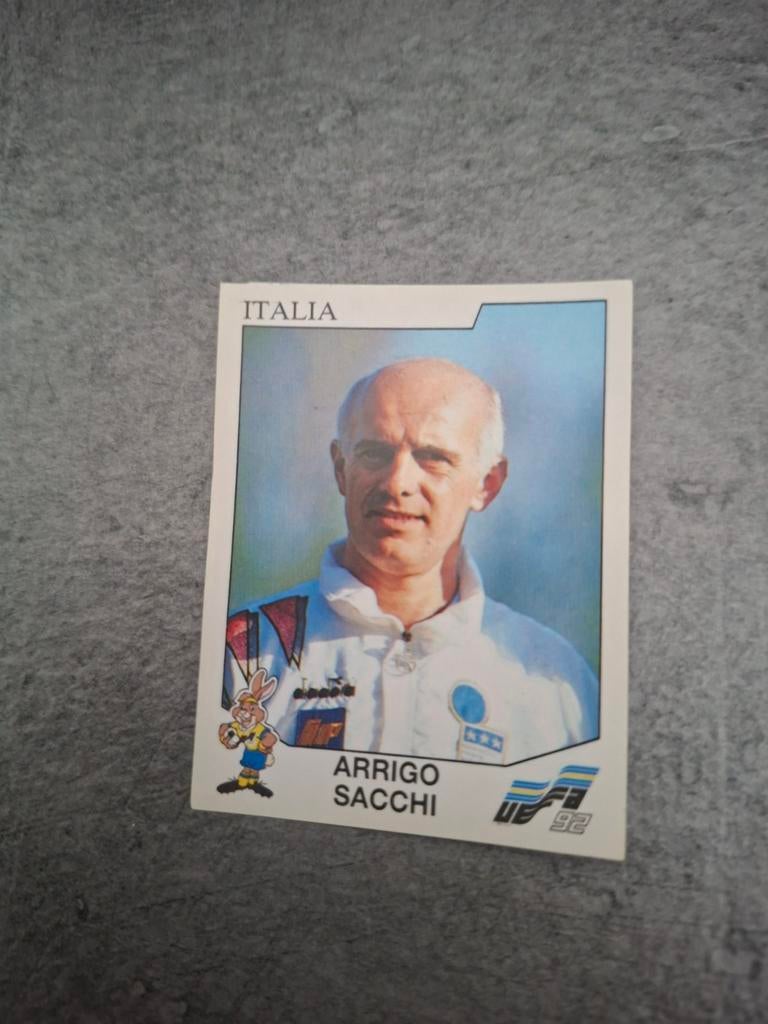 Panini sticker Euro 82 Zweden. Trainer Arrigo Sacchi Italië., Verzenden, Zo goed als nieuw, Sticker