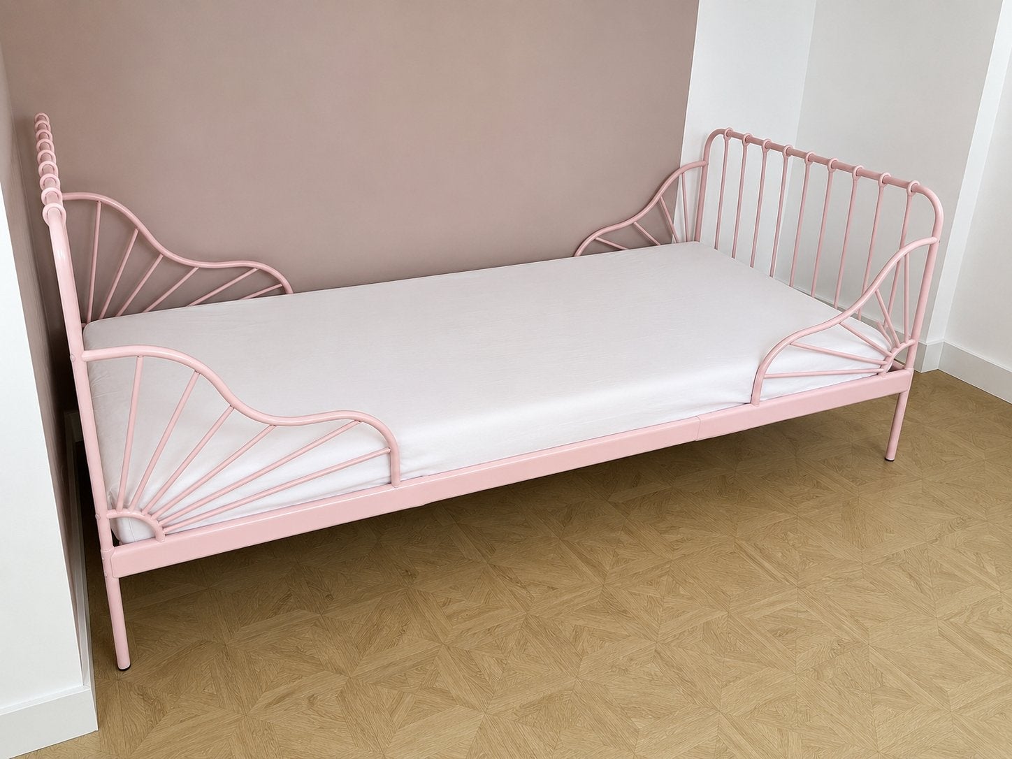 Complete kinderkamer bed - kasten tafel Ikea Minnen Småstad, Ophalen, Zo goed als nieuw, Meisje