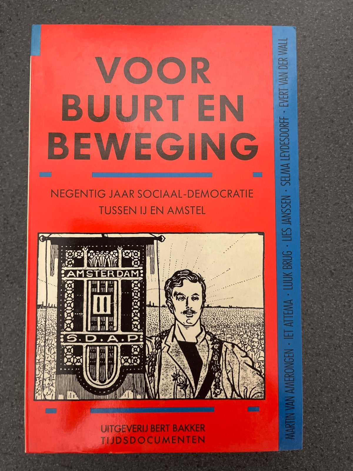 Voor Buurt en Beweging - Negentig Jaar Sociaal-Democratie, Boeken, Ophalen of Verzenden, 20e eeuw of later, Gelezen